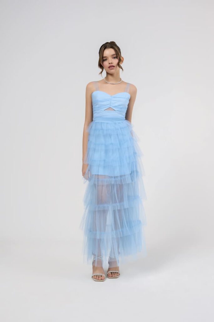 Adolescente vestindo um vestido de Festa Azul Claro com um tule comprido sobre a saia e alças reguláveis 